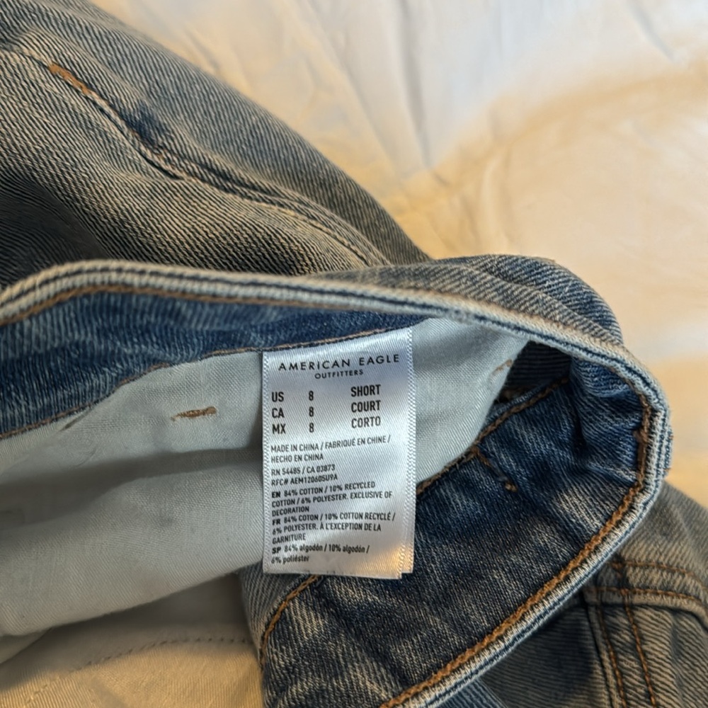 American Eagle women’s jeans. Size 8 short. Distressed. - Picture 4 of 4